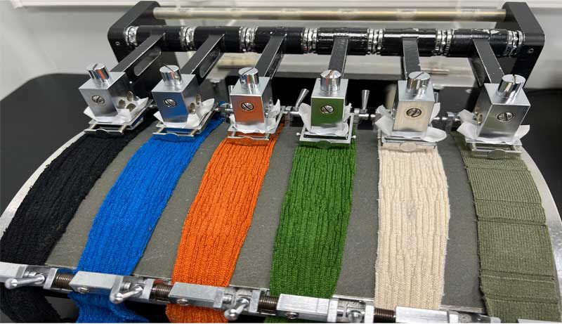 摩擦試驗(yàn)機(jī)II形 (學(xué)振形)試驗(yàn)片和白棉布的安裝狀態(tài)